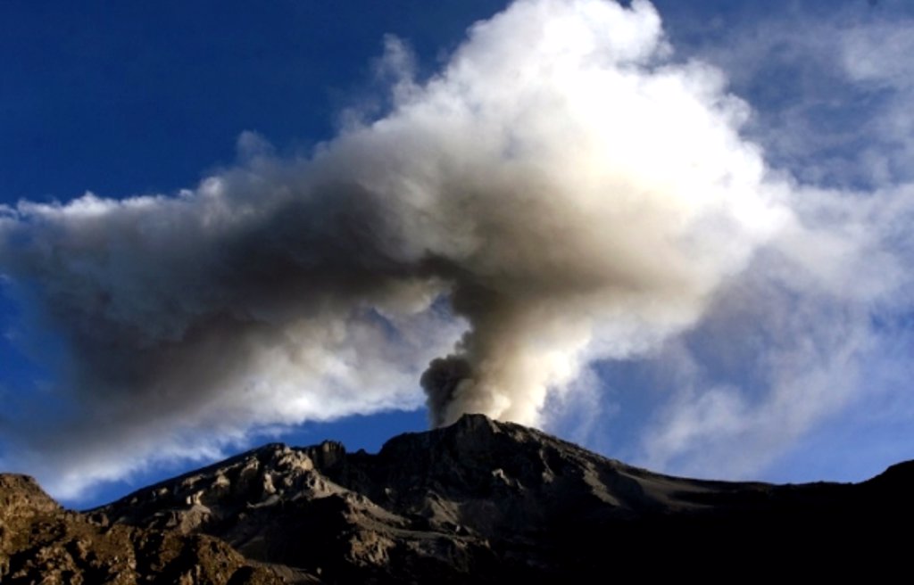 El Volcán Peruano Ubinas Presenta Nuevas Erupciones