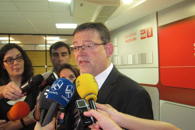 Ximo Puig atendiendo a los periodistas. Archivo