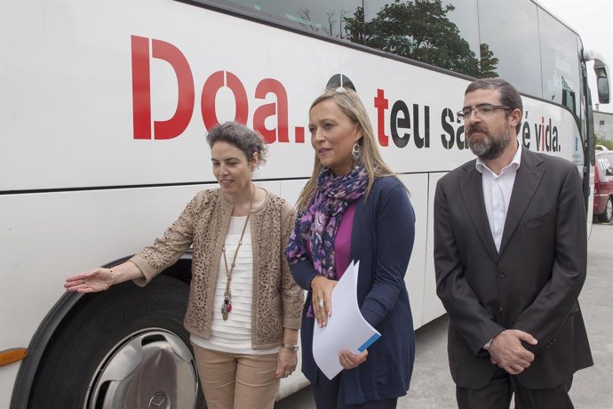 A conselleira de Facenda, Elena Muñoz Fonteriz, acompañada polo director xeral d