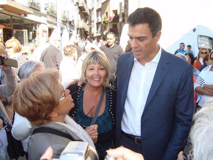 Pedro Sánchez saluda a varias vecinas de Segovia