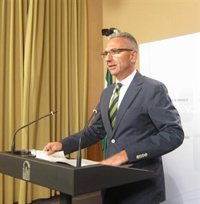 Andalucía llevará al TC la regulación estatal sobre energías renovables y horarios comerciales