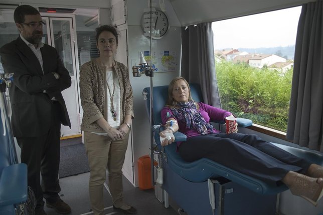 A conselleira de Facenda, Elena Muñoz Fonteriz, acompañada polo director xeral d