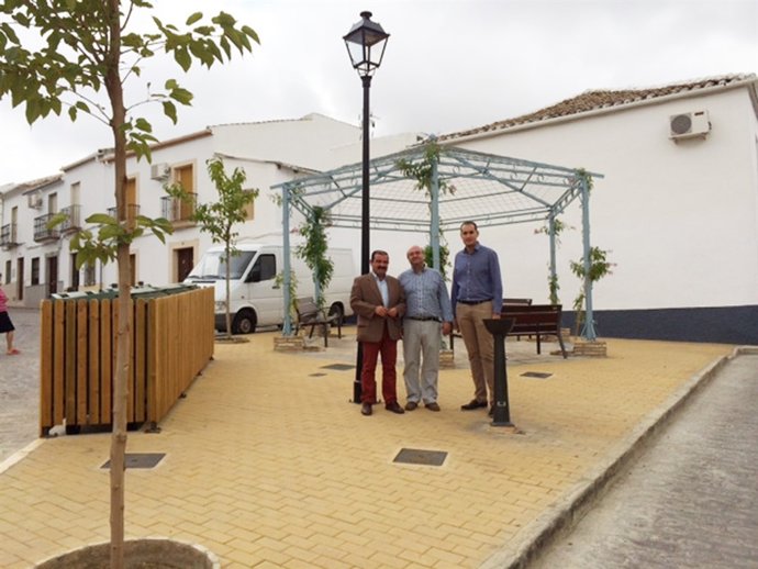 Castro (izda.) en su visita a las actuaciones que se realizan en Arjona.