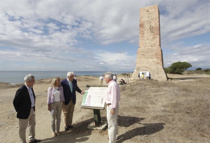 Angel Gonzalez (Costas), Angeles Muñoz (Marbella) y subdelegado artola dunas