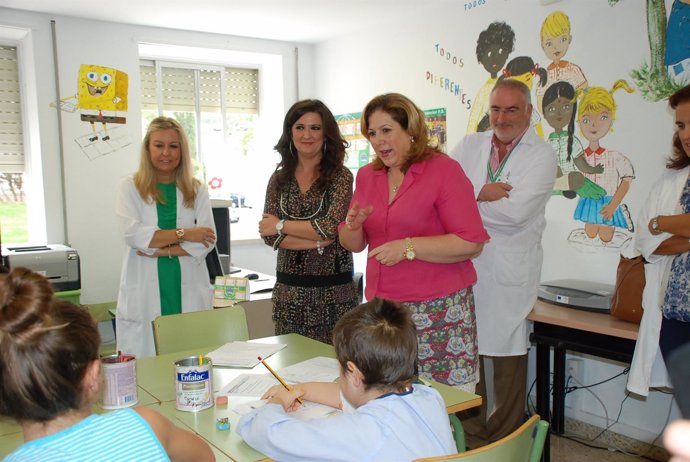 Visita de Yolanda Caballero y Ángeles Jiménez a un aula hospitalaria en Jaén