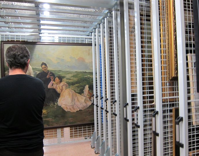 Peines con las obras de arte en los nuevos almacenes del San Pío V