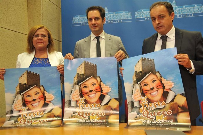 Criado (centro), entre Romero y Serrano con el cartel de la Fiesta