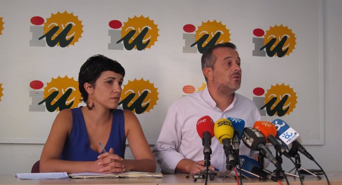 El coordinador de IU en Málaga, José Antonio Castro, con Antonia Morillas