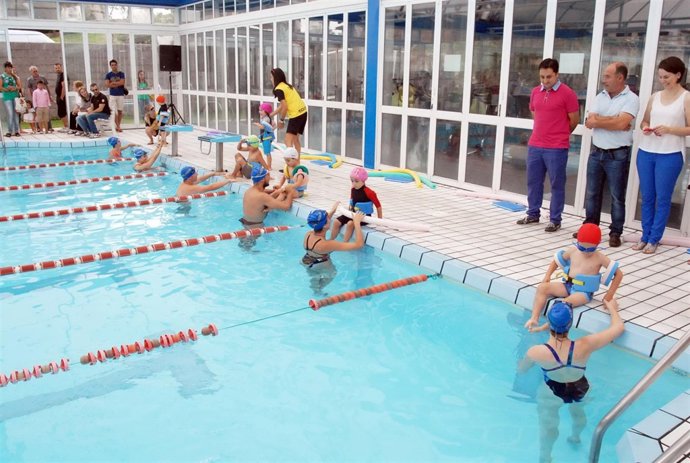 El concejal de Deportes en la piscina de Renedo