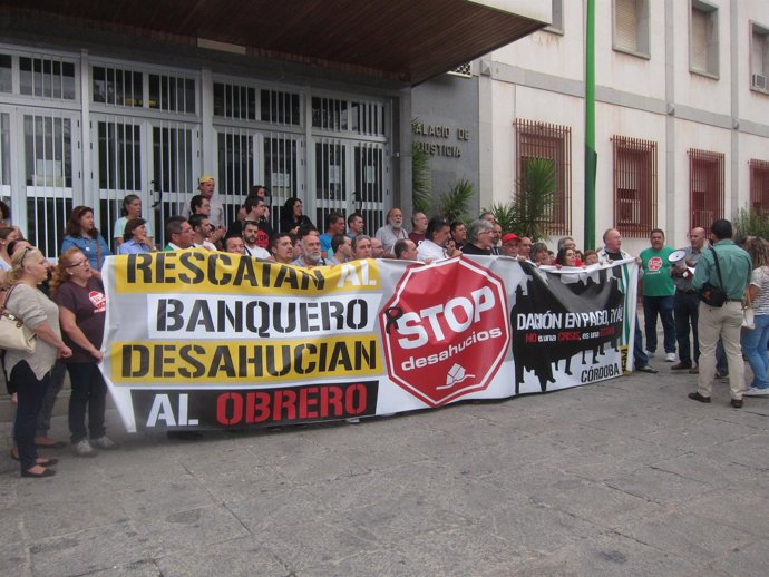 Acto de 'Stop Desahucios' en los juzgados