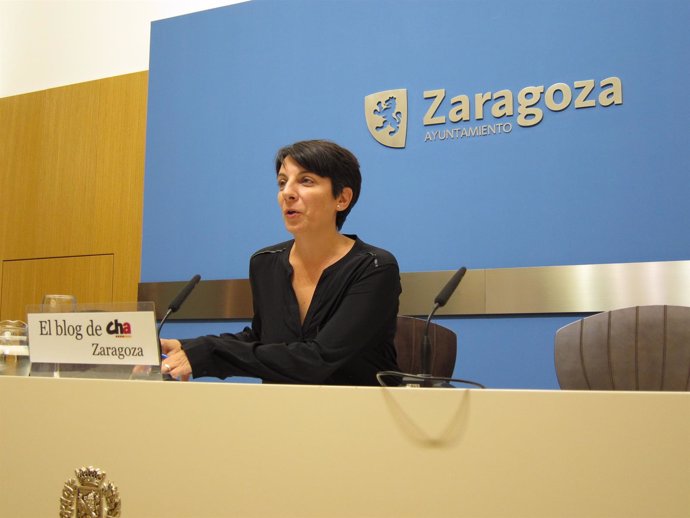 La concejal de CHA, Leticia Crespo, en el Ayuntamiento de Zaragoza
