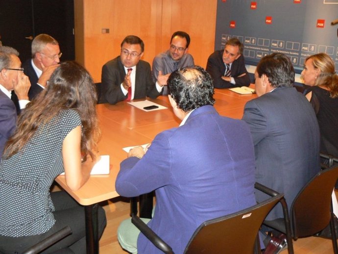 El PSOE se reúne en el Congreso con asociaciones de autónomos