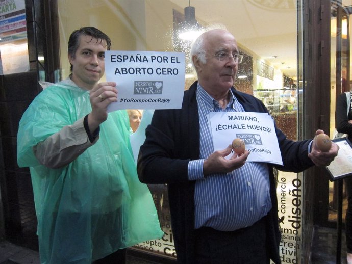 Integrantes de grupos pro vida con carteles y huevos con el nombre de Rajoy