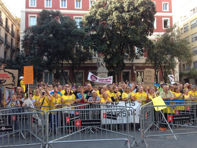 Manifestantes en la plaza de la Mercè