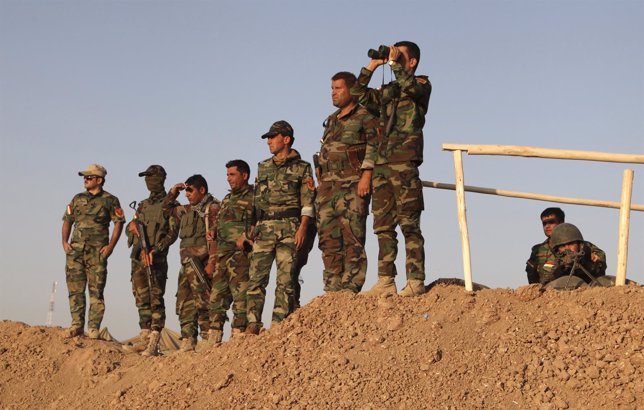 Guerrilleros kurdos observan la frontera limítrofe con el Estado Islámico