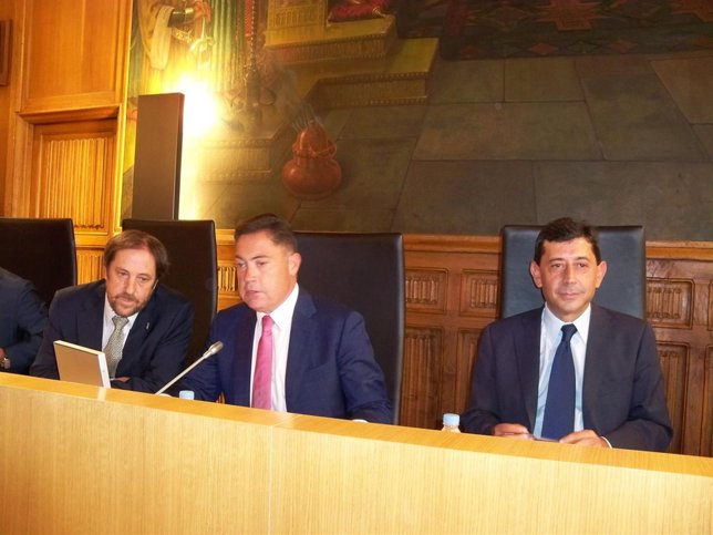 Martínez, (centro) durante el pleno ordinario celebrado este miércoles.