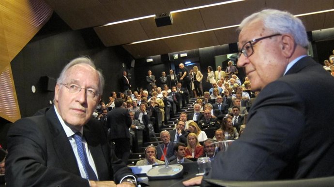 El economista Manuel Pizarro y el presidente de las Cortes, José Ángel Biel. 