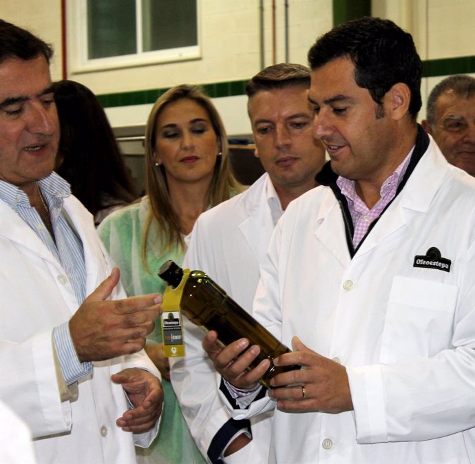 El presidente del PP-A, Juanma Moreno, visita Oleoestepa.