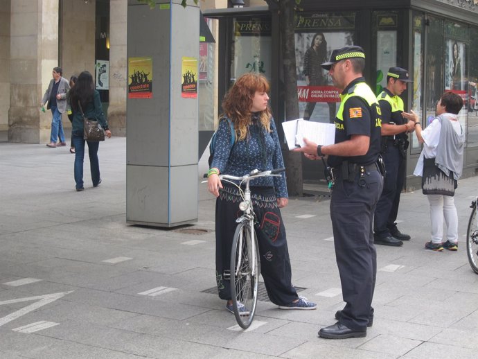 Policía Local informa a ciclistas de la prohibición de circular por aceras