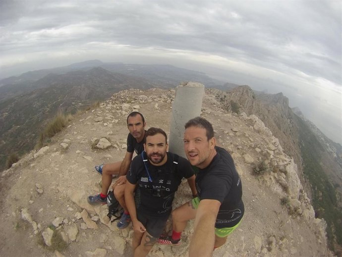 Los brigadistas de Imelsa en el pico de Bernia.