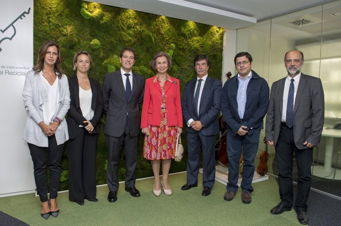 Reina Sofía, junto con otros integrantes del Comité Protector.