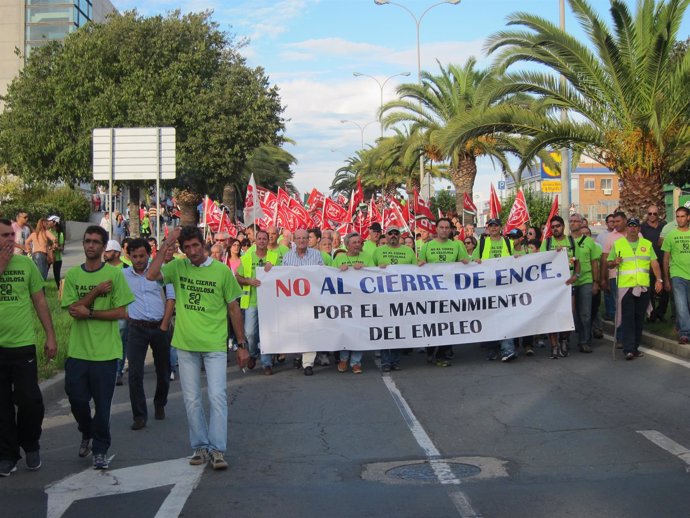 Marcha de la plantilla de Ence por las calles de Huelva. 