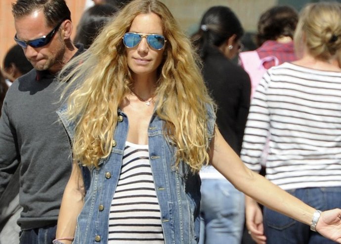 BLANCA CUESTA RECOGE A SU HIJO EN EL COLEGIO