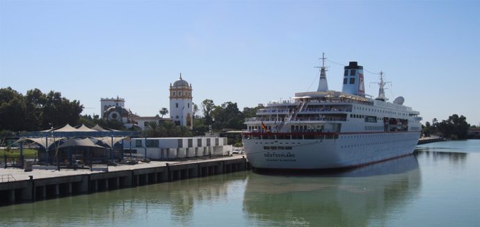 El crucero Deutschland en el Puerto de Sevilla