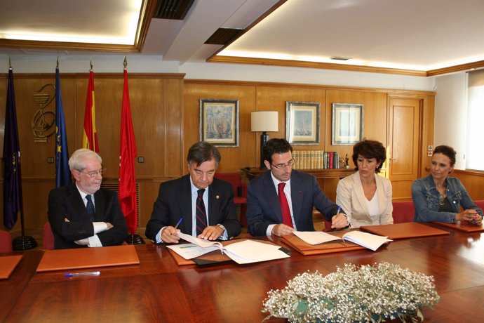 Firma del acuerdo de colaboración entre COFM y Sandoz