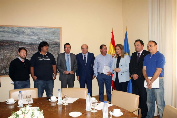 La ministra de Empleo, Fátima Báñez, con miembros del PP y comité de Ence. 