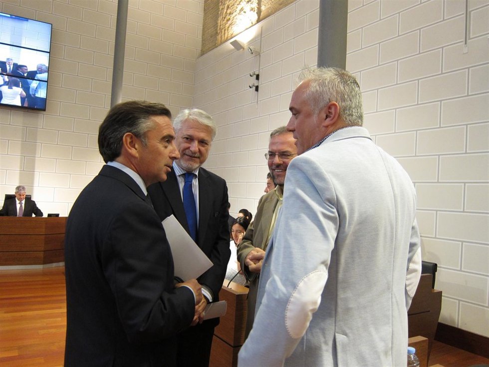 Beamonte charla con Miramón (IU), Fuster (CHA) y Larqué (PP) antes del pleno