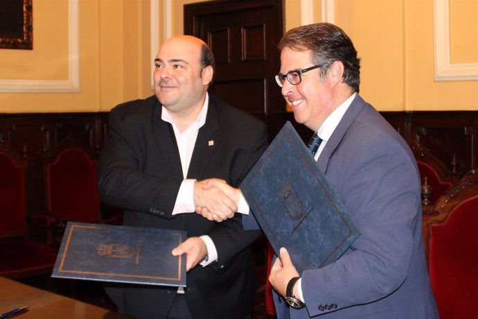 Gregorio Serrano con el alcalde de Oviedo
