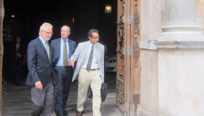 A la izquierda, el presidente del CATN, Carles Viver Pi-Sunyer