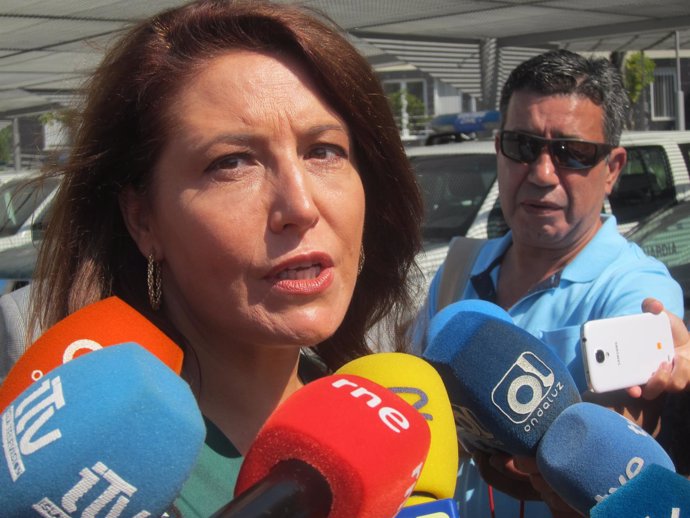 Carmen Crespo en declaraciones a los medios en Cádiz