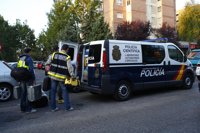 La Policía Científica lleva cinco horas de registro en la vivienda vacía del presunto pederasta de Ciudad Lineal