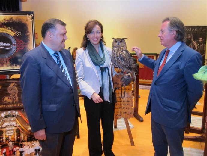 Ceballos sostiene un buho, entre Zurera y Gutiérrez