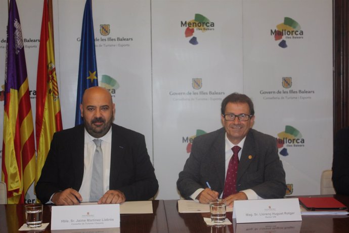 Firma convenios Turismo y UIB