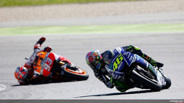 Márquez se cae en su duelo con Rossi en Misano