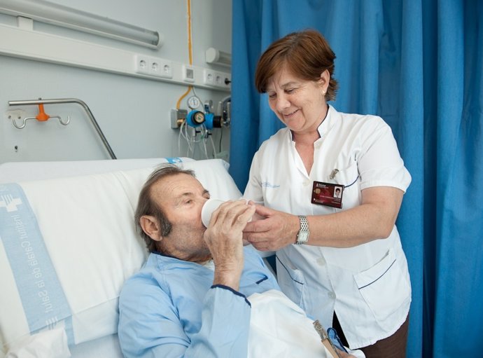 Enfermera tratando a un paciente con deshidratación
