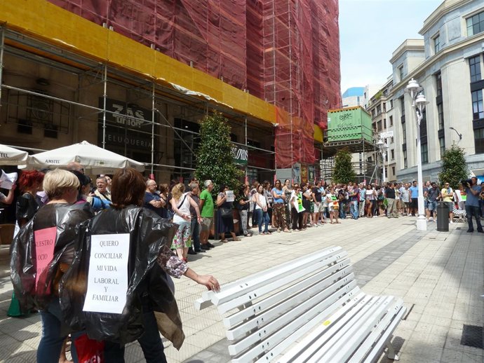 La manifestación frente a Decathlon.