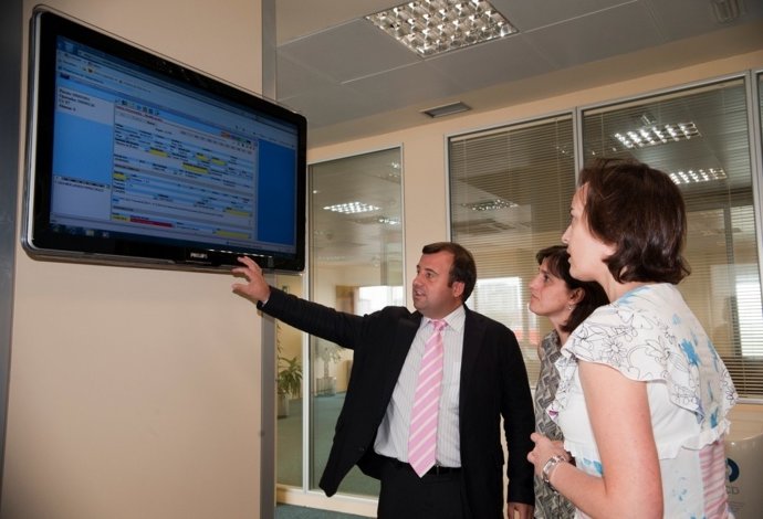 La alcaldesa visita la sede de Servicios de Teleasistencia