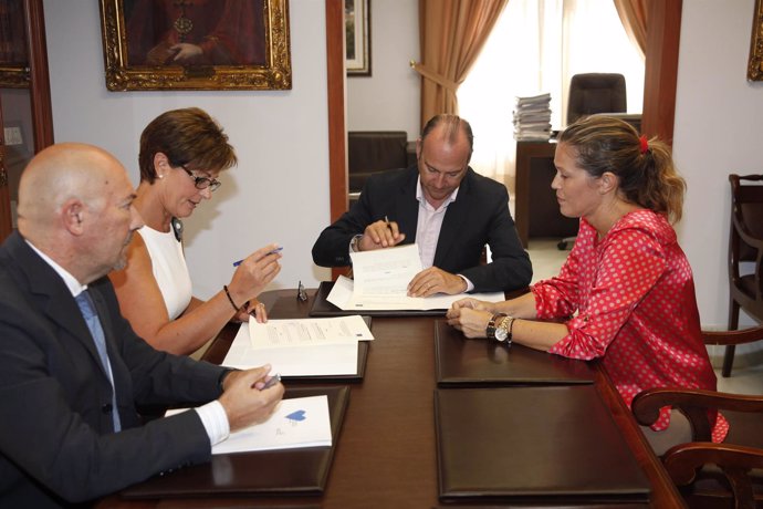 Valverde y Rodríguez-Comendador firman el acuerdo