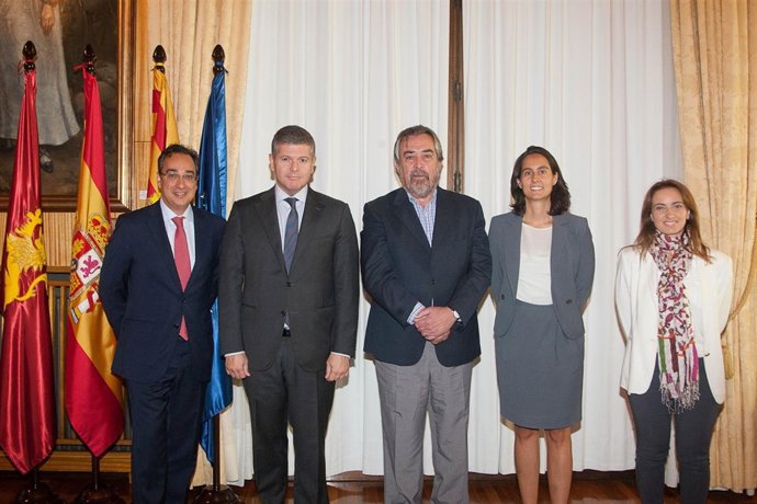 Reunión de representantes de Redexis con Belloch.