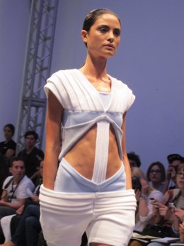 Una de las modelos en Valencia Fashion Week 