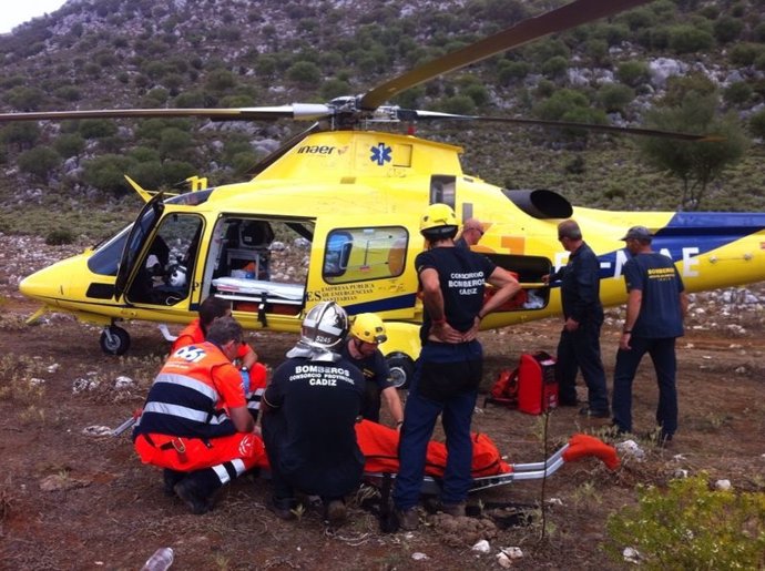 Bomberos rescatan a un hombre herido en Sierra Baja 