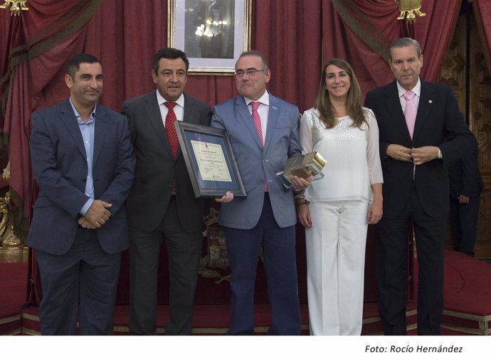 Loaiza entrega el Premio del Turismo de la Diputación