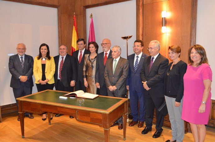 Foto de familia miembros Coprepa con el alcalde de León, Emilio Gutiérrez.