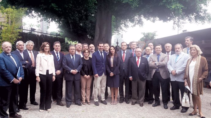 Moreno y Zoido con representantes de colegios profesionales de Sevilla