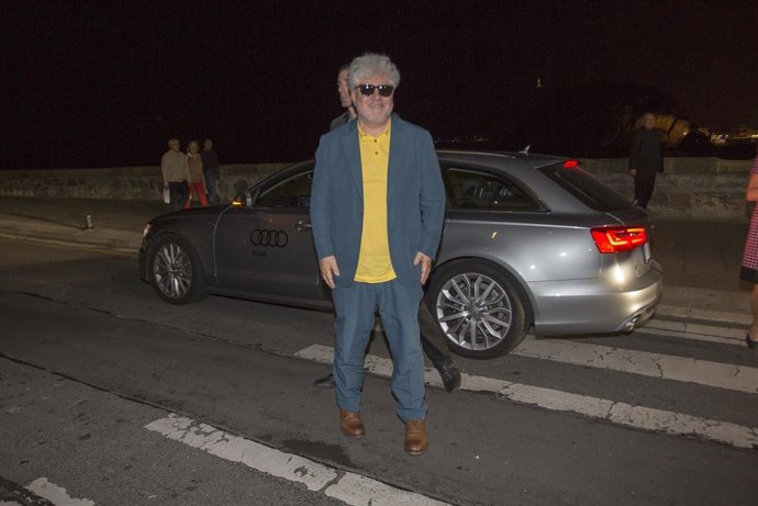 Pedro Almodóvar sopla vela junto equipo Relatos Salvajes