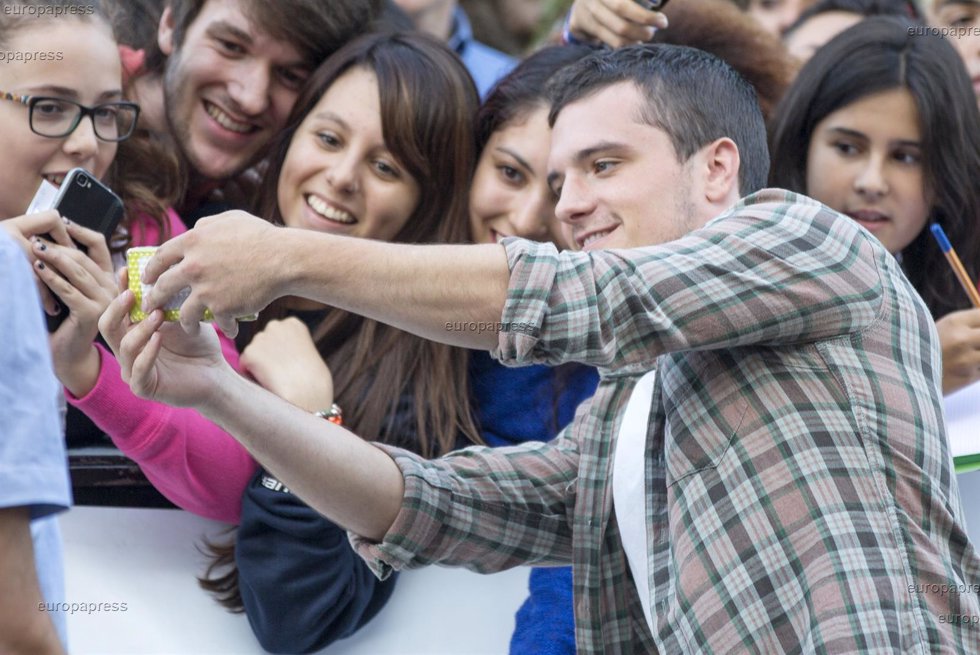 Josh Hutcherson, enloqueció a centenares fans llegada san sebastian